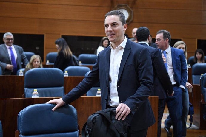 El portavoz del PSOE en la Asamblea, Juan Lobato, durante un pleno en la Asamblea de Madrid, a 15 de febrero de 2024, en Madrid (España).