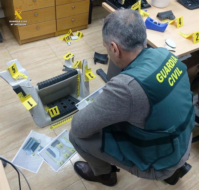 Un agente reconstruyendo el lugar del accidente con imágenes