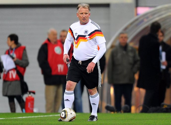 Archivo - Andreas Brehme jugando un partido benéfico con la selección alemana