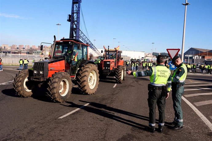 Dos agentes de la Guardia Civil delante de la manifestación de tractores que se dirigen al puerto de Santander.- Archivo