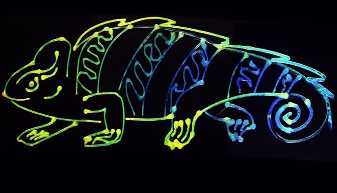 Inspirándose en las capacidades de los camaleones para cambiar de color, los investigadores desarrollaron una tinta de cambio de color dinámica y sostenible que se ve en esta ilustración de camaleón impresa en 3D creada por el equipo de investigación.?