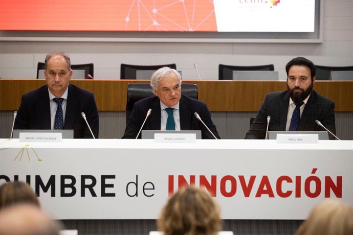 El consejero de Digitalización, Miguel López-Valverde, (i); el presidente de CEIM, Miguel Garrido; y el delegado de Innovación y Emprendimiento del Ayuntamiento de Madrid, Ánfel Niño, en la Cumbre de Innovación de CEIM.