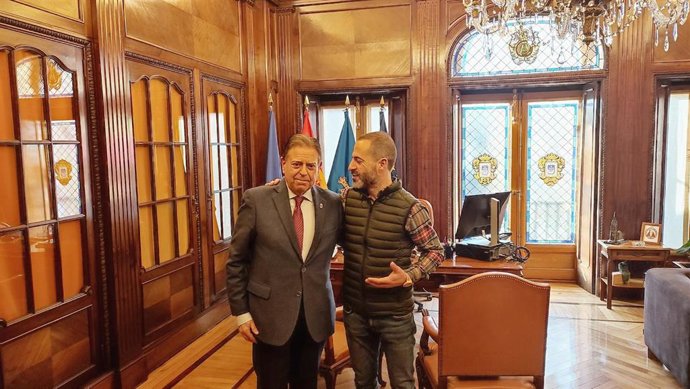 El alcalde de Oviedo, Alfredo Canteli, recibe a su homólogo de Siero, Ángel García, en el Ayuntamiento de la capital asturiana.