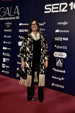 La periodista Angels Barceló posa durante el photocall de la Gala 100 años SER, en el Museu Nacional d'Art de Catalunya (MNAC), en Barcelona, Catalunya (España). 