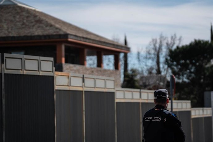 Un agente de la Policía Nacional en las inmediaciones de la Residencia Juan XXIII de Aravaca