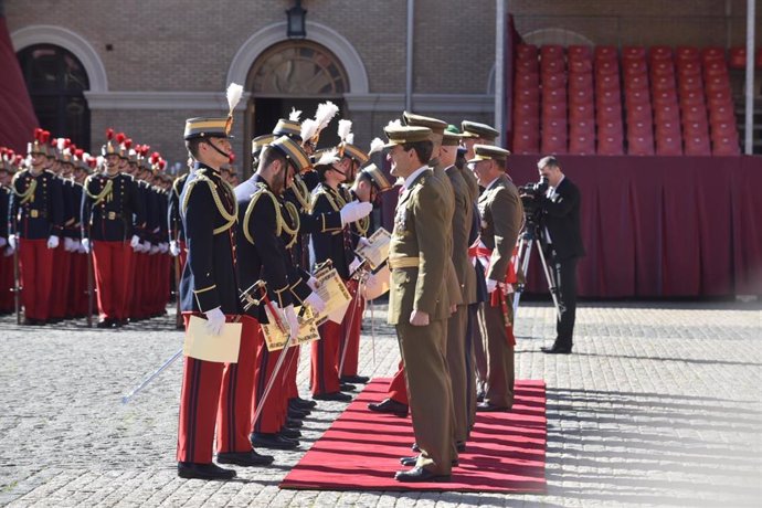 Militares reciben condecoraciones durante la ceremonia militar por el CXLII Aniversario de la Academia General Militar, en la Academia General Militar, a 20 de febrero de 2024, en Zaragoza